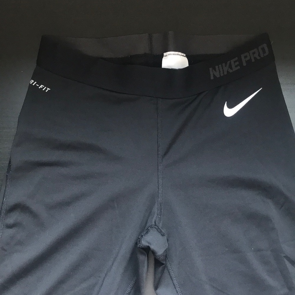 Nike pro dri-fit crop leggings.